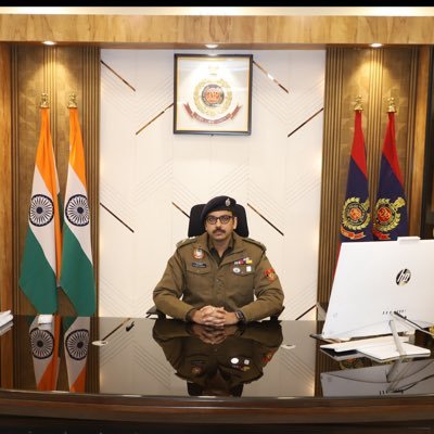 This is the official account of #DCPCentralDelhi. Happy to connect & serve. For Emergency, Dial 112. Insta.- https://t.co/FTYW93obMd, FB- https://t.co/7l3XiQtnKR