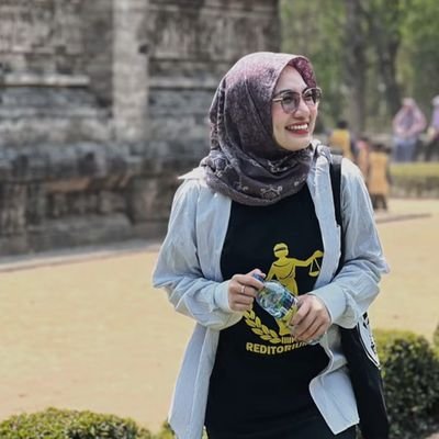 Perempuan yang sedang dalam pelukan Tuhan