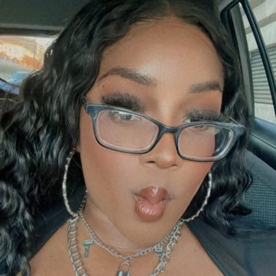 Simply_Zari's profile picture. Educated Queen crafted from brown sugar, cocoa, honey, & gold ✨