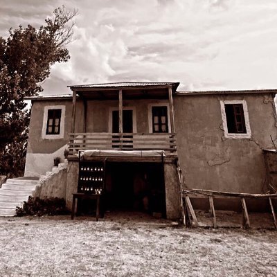 🐝🐝🐝 
#AgriesMelisses 
📖+📺 

The home of House Stamiri
Κέντρο διερχομένων - Γιάφκα, ανοιχτό 24/7 - τα σκυλιά δεν είναι δεμένα