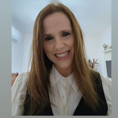 vncampos's profile picture. Gosto do frio e de escrever. Amo ler! Escrevo quando tenho algo a dizer, mesmo que seja a mim mesma.