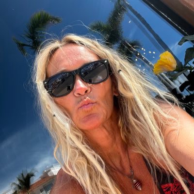 kling10's profile picture. Just wing it. Life, eyeliner, everything 🦋                        bluejays obsessed #11 ❤️‍🔥 & #39 ❤️‍🔥