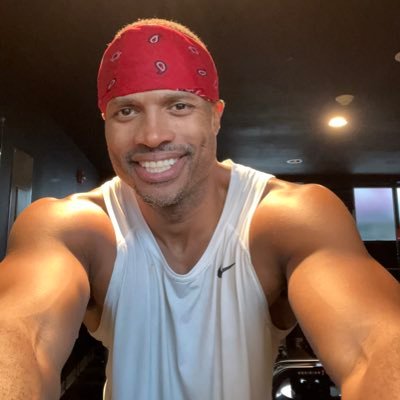 Washed up athlete turned Dad & Fitness fanatic.🏋🏽‍♂️DC SPORTS| #HTTC |Craft cocktails 🍸 &🍺 I watch a lot of TV & HORROR MOVIES..👀’n for fancy pizza 🍕