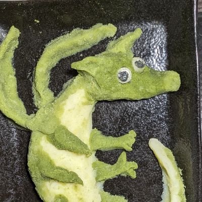 食材を使用した３Ｄ作品を作っています。菓子類、デコめし（キャラ飯）、りんご干し首、柿干し首、大根おろしアート、