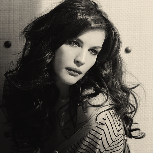 AraceliPeron's profile picture. Nineteen. Spanish-American. Halfblood. Darkness Elemental. Teacher's assistant to @FelicieSonntag. So much more than just a pretty face. (Multi)