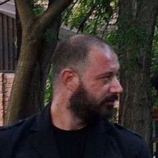 Не ми потпишува докторот па теоретски сеуште сум нормален.
Во брак-мрак ама се борам за својата слобода.