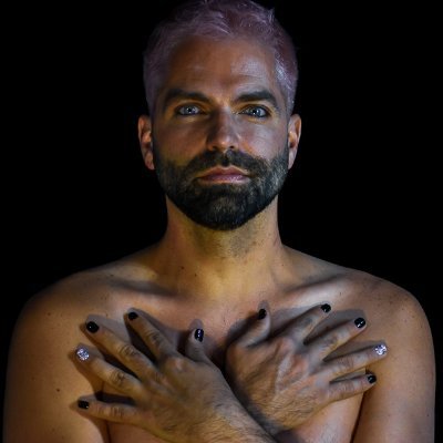 Artista disidente no binarie, uso todos los pronombres: masculino, femenino y neutro.
Soy dramaturgo, coreógrafo, bailarín, actor, director, docente, performer,