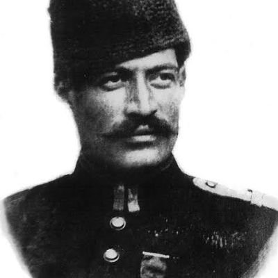 Alıştı gönül, fakat tükendi ömür...
Eğer sultan olmak istersen tâcı sorgucu unut.
Zafer araban gicirtili bir tabut.