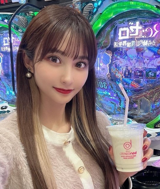 29歳です。裏垢♡性欲強い...🥺事業で成功したのでお金はいっぱいあるから可愛い男の子に支援したいなーって、こんなおばさんでも相手してくれる人募集してます。一緒にご飯行ったり、お買い物したりしてくれた人にはお小遣いあげまーす。フォローしてくれたらうれしいなぁ
