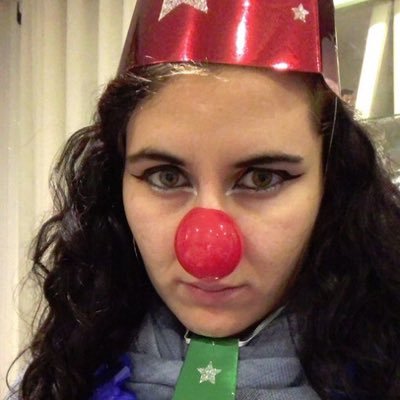 Músico(loga). Baso mi personalidad en llevar moño, aros y eyeliner. Mi imperio romano es cómo debía sonar la música en la Edad Media.
