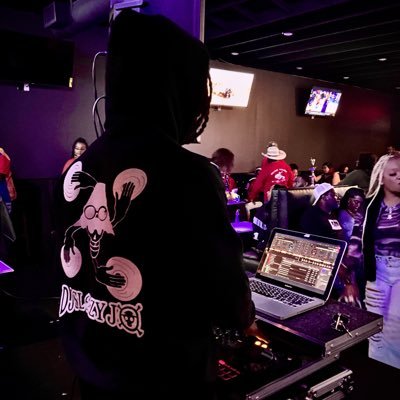 A jack of all trades 👨🏾🎨🎨 Artist & DJ #28 #31 BLM #RIP Steven ZenithThreads CEO/ TEDXTAMU official speaker