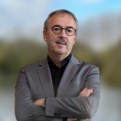 Manager R&D+CTO bij Centric, Mediator, geïnteresseerd in IT, adviseert, onderzoekt, denkt, echtgenoot en vader van 5+5+3, gelooft.