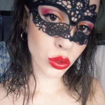 Soy severa, justa y caprichosa... BDSM 🖤. Amante del vino 🌬️🍷 ¿Te atreves a entrar en mi mundo? 🐾🔮👠💄