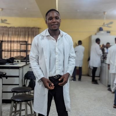 Dental student👨🏾‍⚕️... Lover of Manchester united🛑🛑⚽⚽....