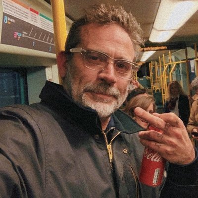 a coca-cola geladinha do jeffrey dean morgan