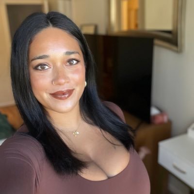 islandyogisami's profile picture. kill the ego | 200hr yoga teacher 🤸🏽‍♀️【=◈︿◈=】🇯🇲