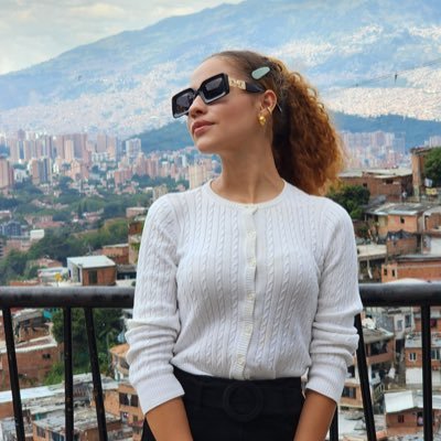 PcBictoriaaa's profile picture. ♡ "Mis ojos están aquí, pero mi mirada anda lejos”.