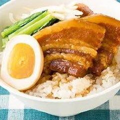 角煮丼が好きです。「ラフテー」とは、「豚の角煮」に類似した沖縄県の郷土料理。「トンポーロウ」は漢字で「東坡肉」と書く中華料理です。