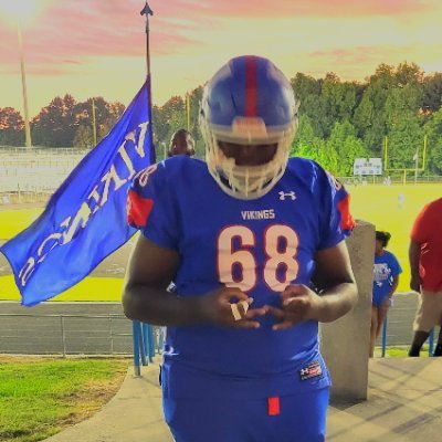 @NorthMeckFb |GPA:3.7| |HT:6'2| |WT:338| |Pos:OG/OT/NG/DT| |Class:26|Bench:335 |Vert:26.0| Kingbellamy89@gmail.com| Strive for excellence 🦍