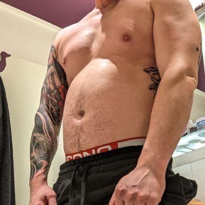 18+ NSFW  
105kg/231lb chaser enjoying big hairy bears and daddys. Here to post some naughty photos and fun 😈😊