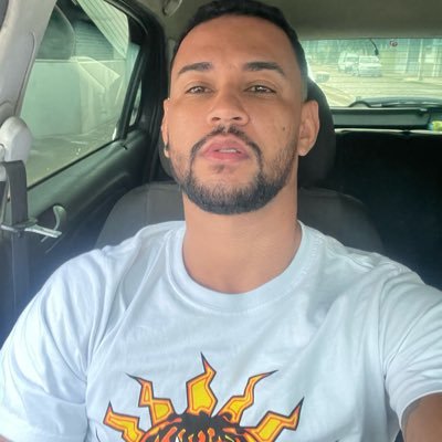 jovem sonhador vivendo no RJ, vivendo não, morando. https://t.co/dxiF6QAXEw