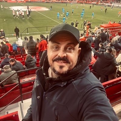 Sevilla Futbol Club ⬜🟥 Guardian de Nervion 🔱 Mas que mi corazón, me late tu escudo ⚽♥️