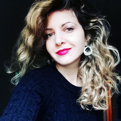 Giornalista, cantante, amo la musica, il teatro, il mare. Laureata in Filosofia e Comunicazione. Comunicare è il mio talento, lo spettacolo è la mia passione.