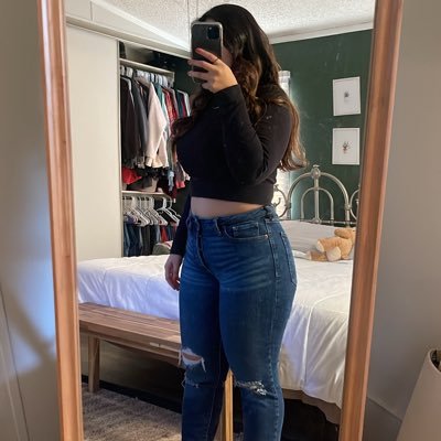 liz_chaaavez's profile picture. be happy 🐝🌻✨