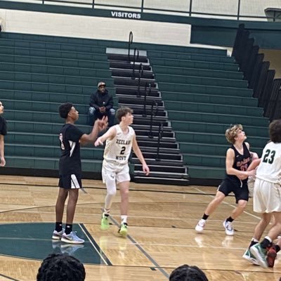 ungaurdedhaj's profile picture. |pg| |c/o2027| |165ibs| | 6’0