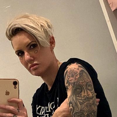 ClarissaBurrow's profile picture. love, life, hope & crypto