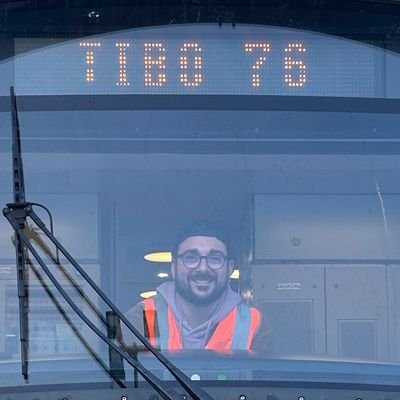 Plein d'incohérences / Conducteur de trains / Parfois à vélo / Fan de Valérie P. / Purge mes vieux tweets / Avec des ALT de qualité