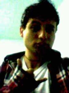 Apenas um pequeno menino, com sonhos de um grande homem, viveendo num mundo surreal e estressante, buscando apenas ser feliiz!     #OusadiaeAlegria