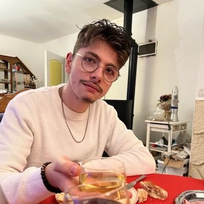 Jeune de 21 ans 100%gay 🏳️‍🌈  Venez m'écrire sur instagramje reponds a tout le monde.