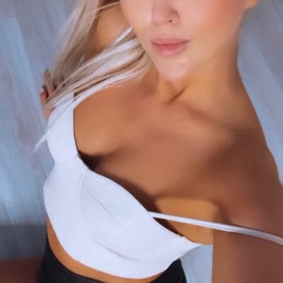 Beautiful inside & out | Fitness & fashion lover | Obsessed with heels, tights & nylons | Strong body, killer legs |#Nylon #Pentyhose #Stockings #CamGirls