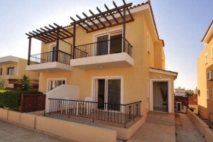 Paphos holiday home away from home in a small quiet complex with  shared swimming pool, 2 beds, sleeps 6