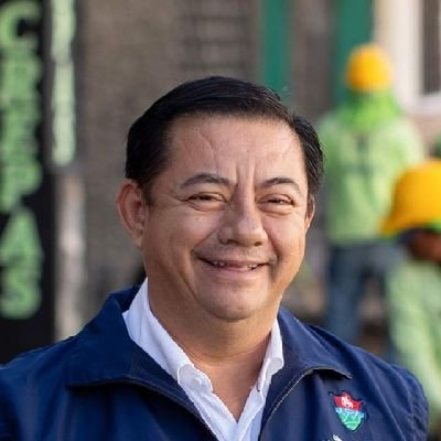 Soy Maynor López, Gerente de Obras y estoy para servirle.