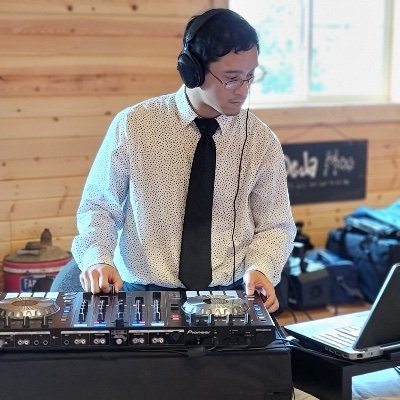 DJ based in the Chicagoland suburbs YouTube:EA_DJ TikTok:ea_scratch Instagram:ea_scratch