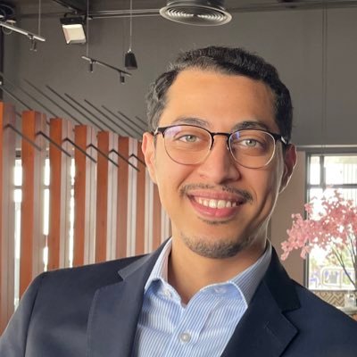أنا عندي وإن خبا أملُ … جذوةٌ في الفؤادِ تشتعلُ … إنما الفكرُ، عارماً، بَطلُ … أبد الآبدينَ يقتتلُ