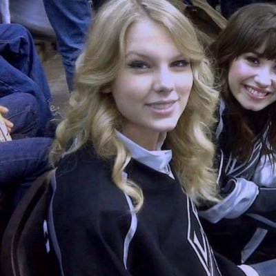 valntynemikes's profile picture. 𝘼𝙣𝙙 𝙮𝙤𝙪 𝙬𝙚𝙧𝙚 𝙤𝙪𝙩 𝙤𝙛 𝙢𝙮 𝙡𝙚𝙖𝙜𝙪𝙚 🌻. || ℳ : place in me💙|🦋| aaron warner supremacy. | ogni tanto scrivo su wattpad. | 🏎️ |