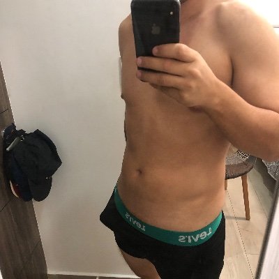 aray6188's profile picture. Single y corneador  dotado de buen ver buscar pasarla bien con parejas y chicas solas me encanta el morbo!!