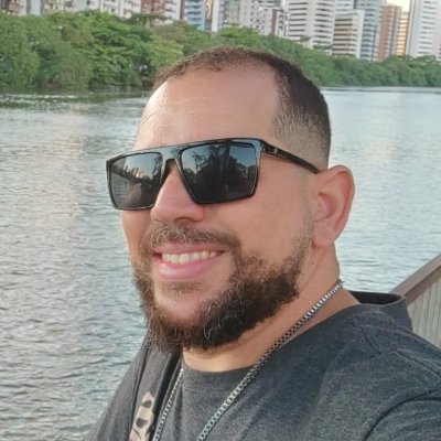 Pai de Alice; Geek; guitarrista; headbanger; cervejeiro; chocólatra; e servidor público com orgulho. Louco por Basketball, Life Hacking e GNU/Linux.