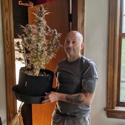 Helping 🏥 Patients Grow Both 🧠 & 🌱  |  Living W/ #PTSD  & 🗣 about it ✌️🌱 | All Grows are Mine | ⛔️🔌| Home Grower