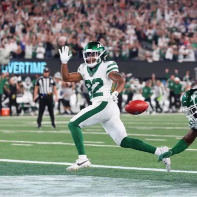 RevolverNyce's profile picture. Nets/Jets super fan.