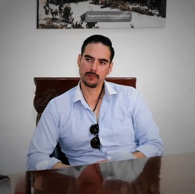 Maestro en Derecho Fiscal, Presidente del Colegio Interamericano de Estudios Jurídicos.
Enamorado de mi Familia; Caro, Paco y Fernanda.... mi todo.