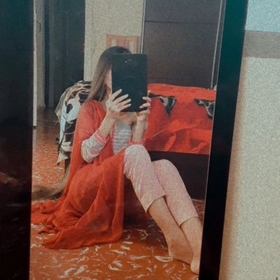 apkisimo's profile picture. 🇪🇸BCN | ISB🇵🇰 
Curvy hips, red lips and a dangerous pair of eyes.