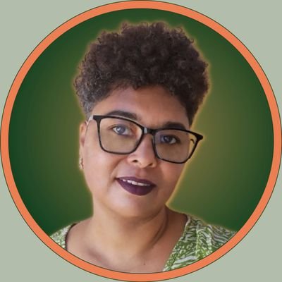 Formada em Engenharia Ambiental e Sanitária.
Cofundadora do Coletivo Encrespa, Assessora Parlamentar.
