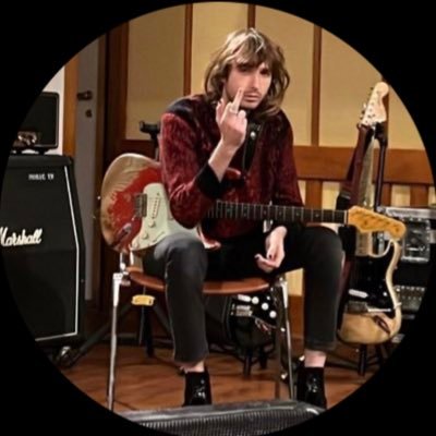 _eleskin_'s profile picture. Elisa | met må • French bread baby 🇫🇷🥖💋 • bass player 🎸 • hot chick supremacy 🐥❤️‍🔥