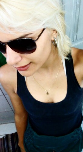 Sou uma garota diferente gosto de fazer novas amizades, curto a vida hj no amor estou tranquila mais vivo a vida pensando em mim e no meu futuro.