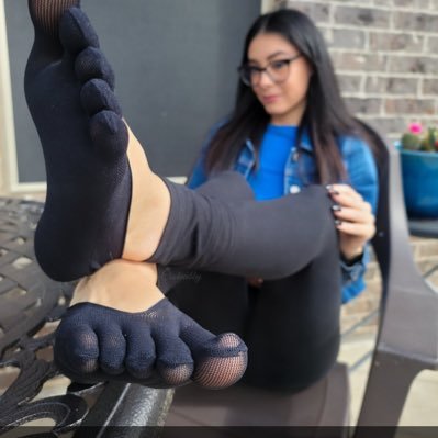 Love everything feet 👣 socks 🧦 nylons and femdom. @Cookiesbby1 pic.