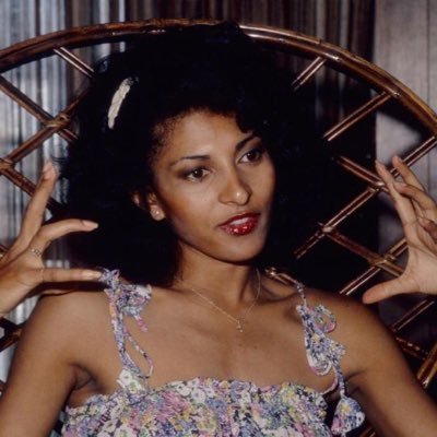 v7nn7e's profile picture. sag ☀︎ virgo ☽ gemini ⇡| 22 | bound to change the world | big into orchids lately